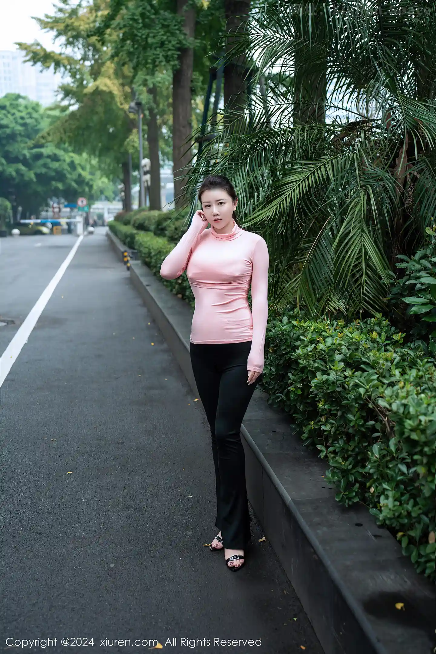 图片[2]-[XiuRen秀人网]VOL.7943 模特王婉悠Queen性感粉色上衣配黑长裤秀丰腴惹火身材诱惑写真94P-秀人网官方网站